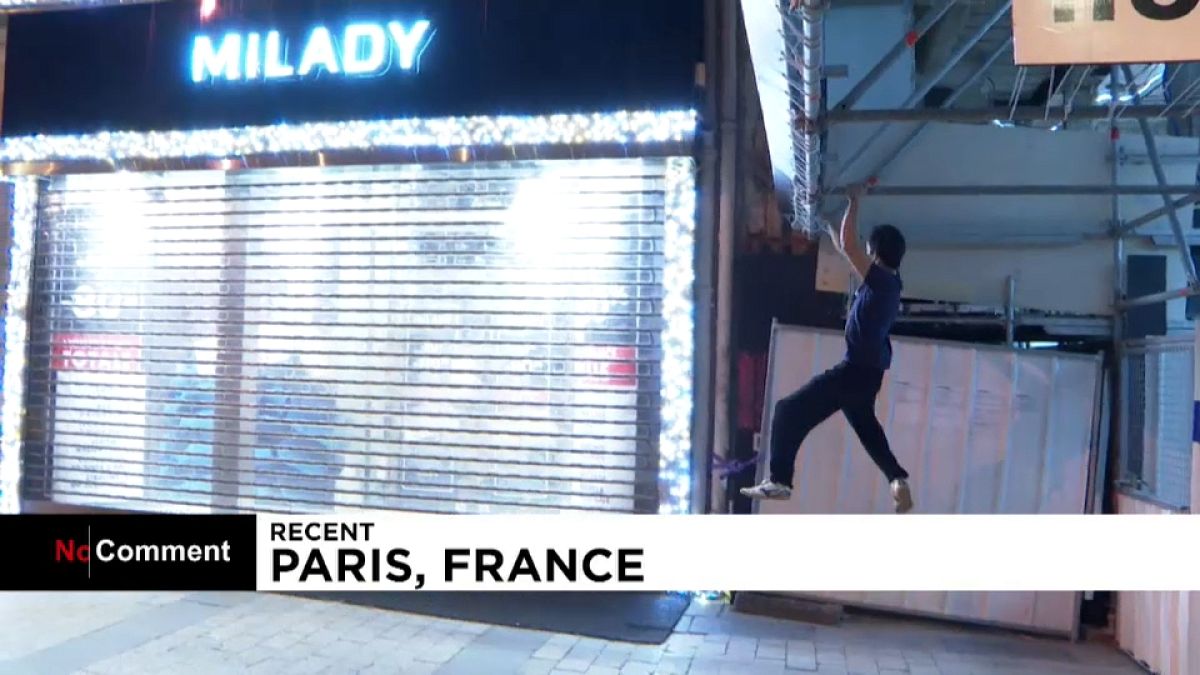 Kevin et ses amis escaladent les façades des magasins à Paris pour éteindre l'éclairage des magasins.