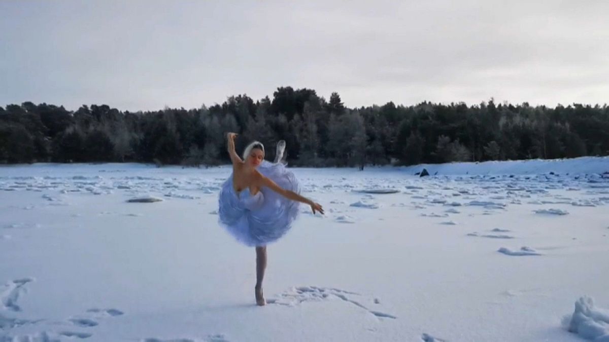 La bailarina Ilmira Bagautdinova interpretando el 'Lago de los Cisnes' en una bahía helada