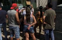 Cubanos ven los carteles con ofertas de empleo público