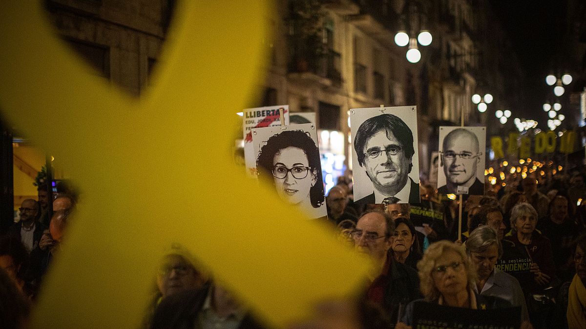 Barcelonában tüntettek Carles Puigdemont hívei
