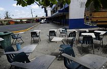 Pupitres abandonados tras el cierre de escuelas en Panamá en marzo de 2020