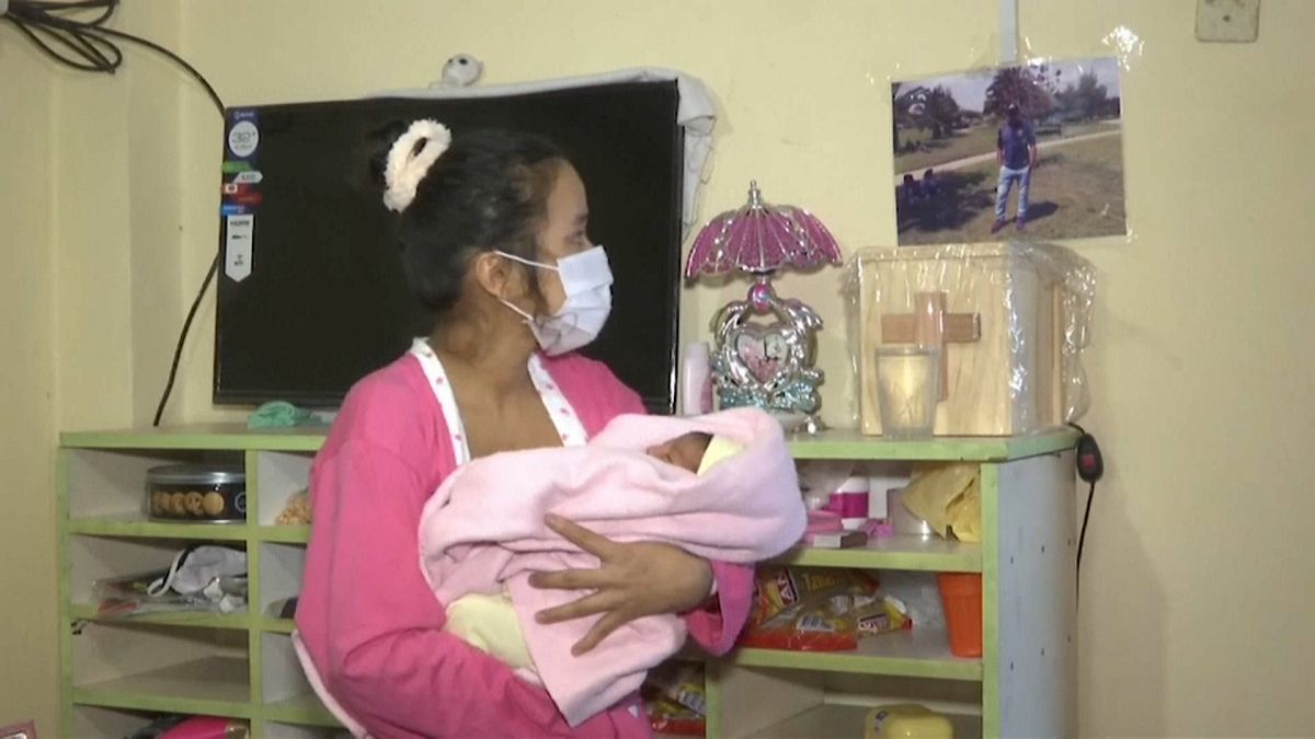 Una joven peruana, viuda víctima de la COVID-19, cobrará la pensión de orfandad de su hija