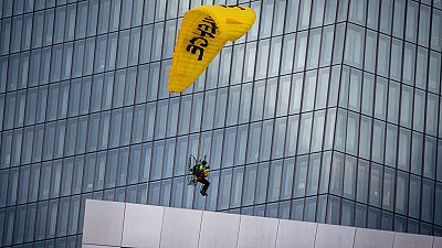 Paraquedista sobre o edifício do Banco Central Europeu
