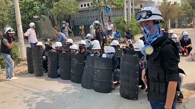 Extintores e tijolos em protestos em Mandalai