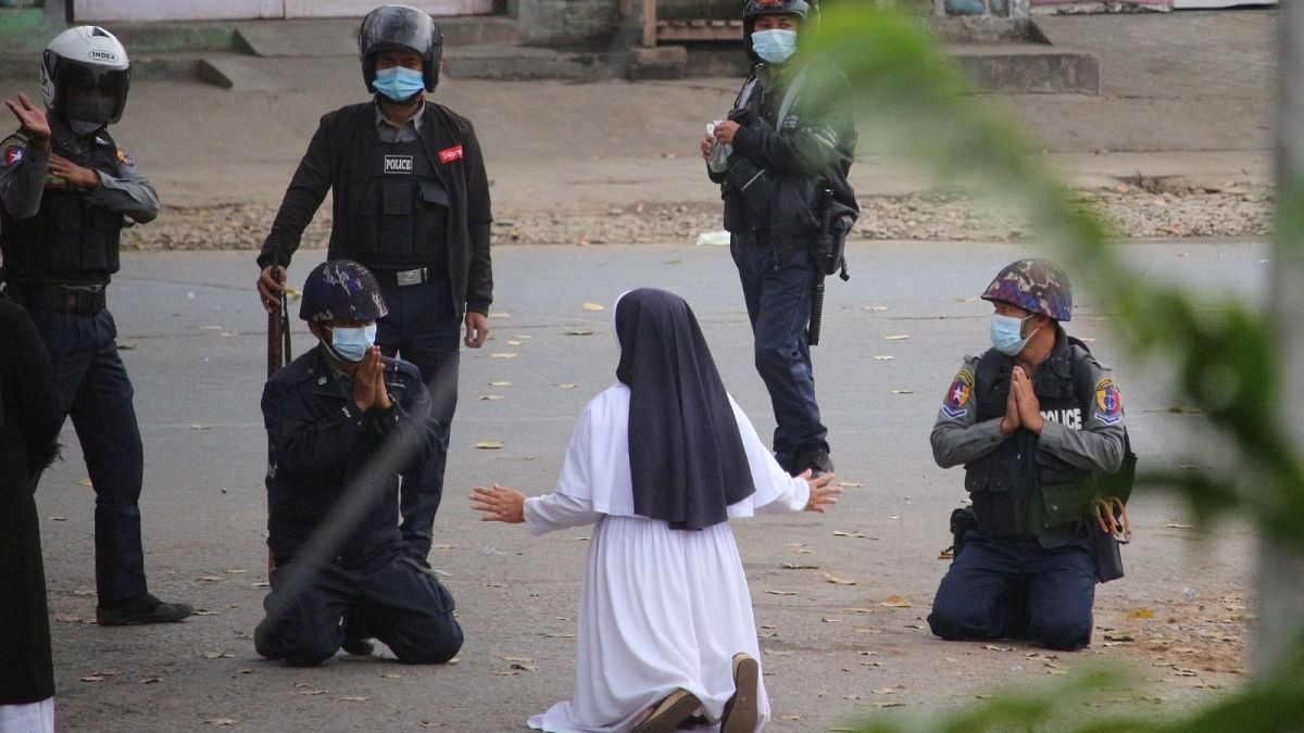 راهبه‌ای که در مقابل پلیس ضدشورش میانمار زانو زد