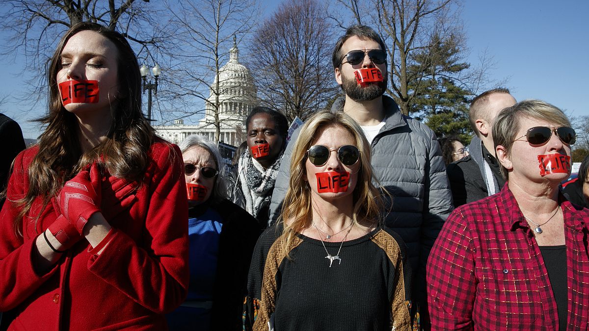 متظاهرون مناهضون للإجهاض يضعون شريطاً كتب عليه كلمة "حياة" أثناء احتجاجهم، الأربعاء، 4 آذار /  مارس، 2020 ، أمام المحكمة العليا في واشنطن