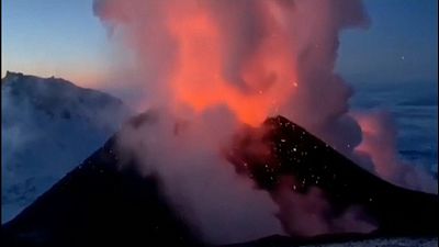 Látványos vulkánkitörés Kamcsatkán