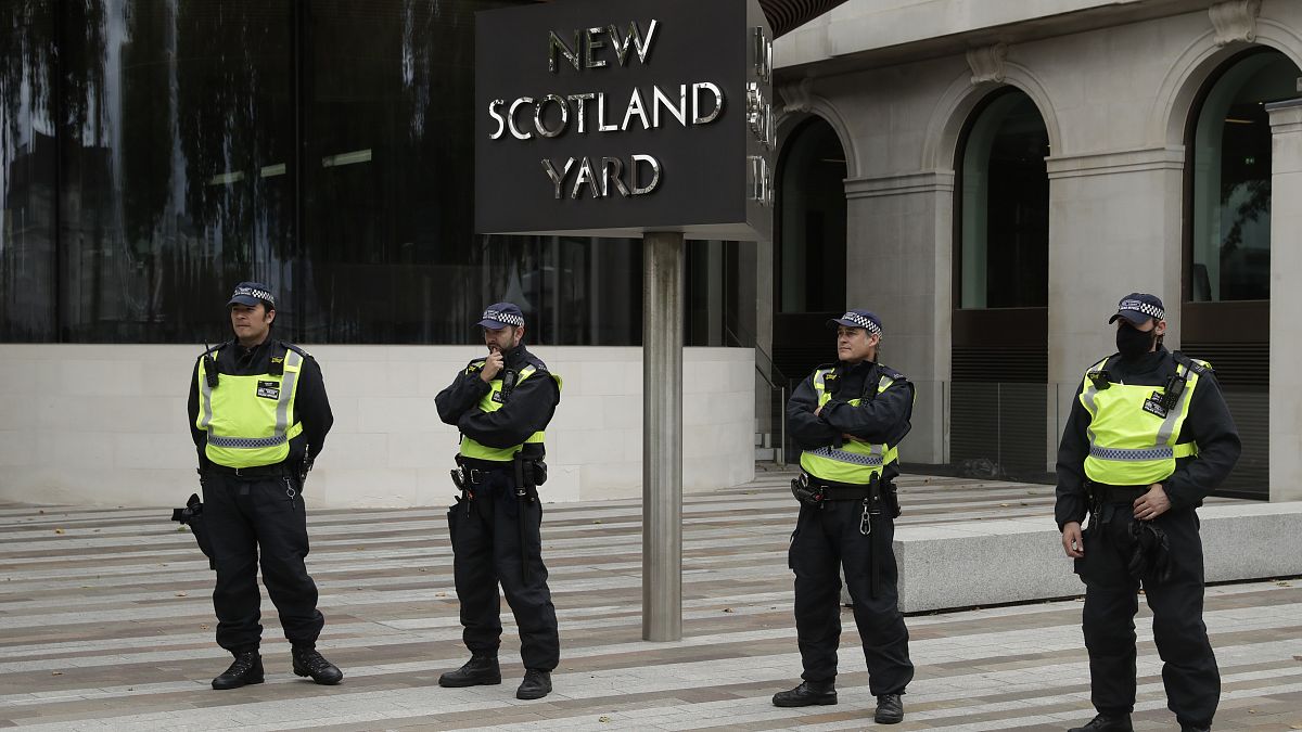عناصر للشرطة البريطانية أمام مقر شرطة العاصمة لندن سكوتلند يارد. 2020/06/27