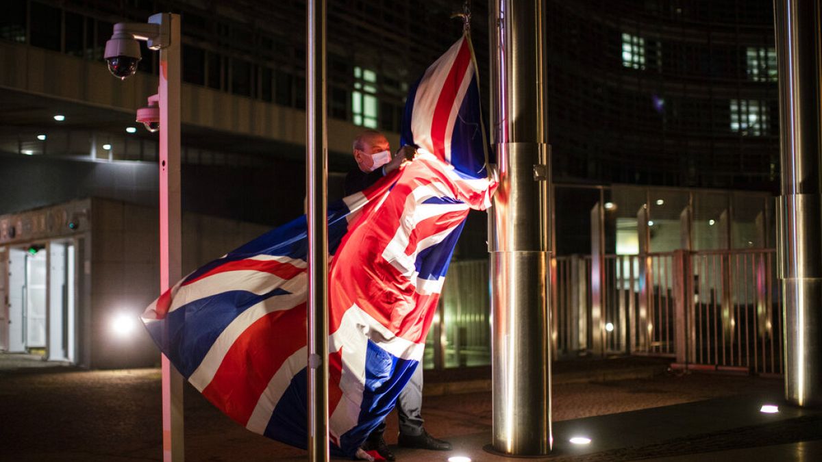 İngiltere Başbakanı Boris Johnson'un Brüksel'i ziyareti öncesi AP binasına İngiliz bayrağı asılıyor. 9 Aralık 2020