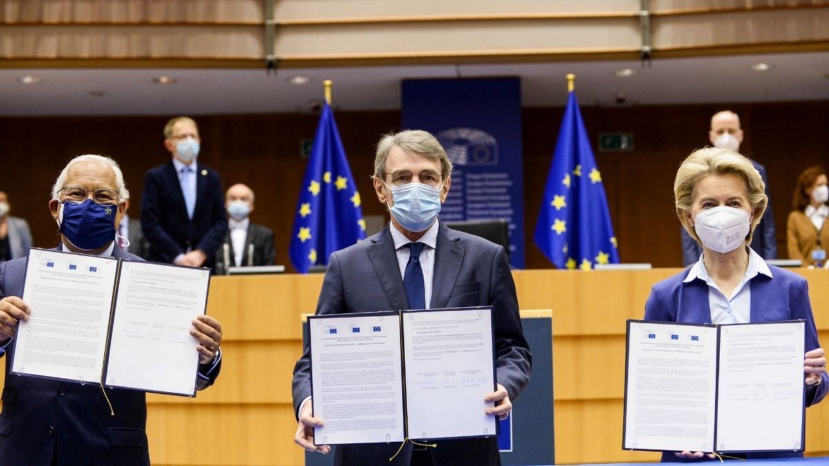 از چپ: آنتونیو کوستا، نخست وزیر پرتغال، دیوید ساسولی، رئیس پارلمان اروپا  و اورزولا فن در لاین، رئیس کمیسیون اروپا پس از امضای رسمی اسناد برگزاری کنفرانس آینده اروپا