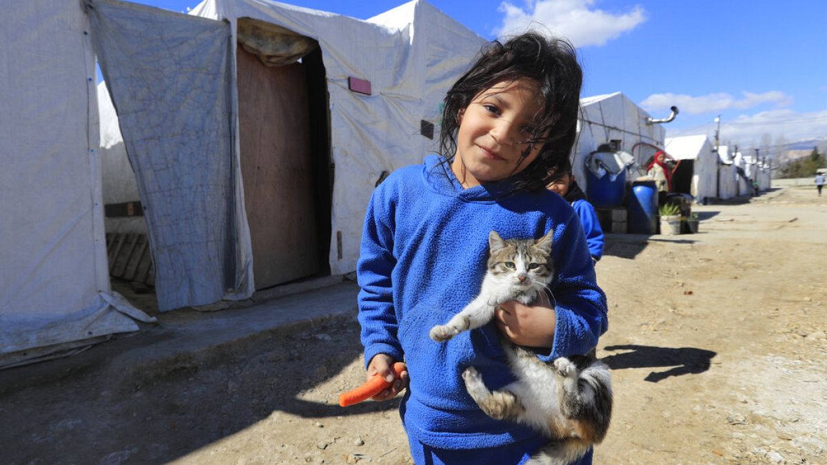 طفلة سورية نازحة في مخيم للاجئين في بر الياس، سهل البقاع، لبنان، آذار / مارس 2021
