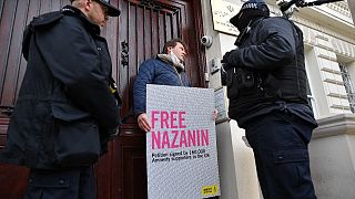 ريتشارد راتكليف زوج الإيرانية نازنين زاغري السجينة في طهران منذ 2016، وهو يحاول تقديم عريضة إلى السفارة الإيرانية في لندن للمطالبة بإطلاق سراحها. 2021/03/08.