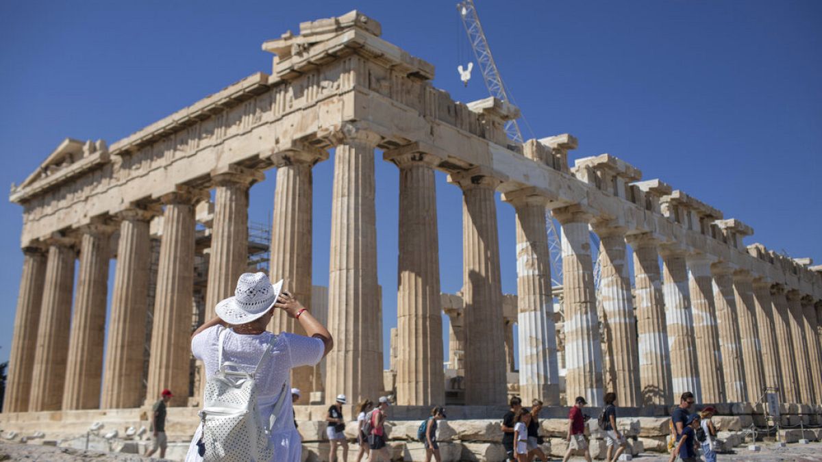 Yunanistan'ın başkenti Atina'daki Akropolis antik kalıntıları yabancı turistlerin en çok rağbet ettiği mekanlar arasında yer alıyor.