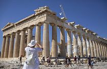 A lezárás előtti napokban fotózó turisták az Akropoliszon