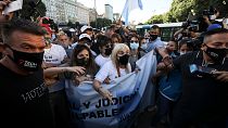 Morte di Maradona, medici e infermieri sotto inchiesta: "Giustizia per Diego", gridano i suoi tifosi