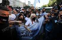 Morte di Maradona, medici e infermieri sotto inchiesta: "Giustizia per Diego", gridano i suoi tifosi