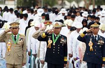 Myanmarlı generaller bir programda bayrağa selam verirken