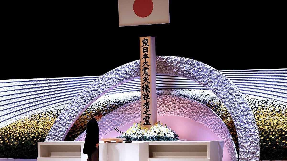 Japonya Başbakanı Yoşihide Suga, başkent Tokyo'da, Fukuşima kurbanları anısına düzenlenen anma törenine katıldı 