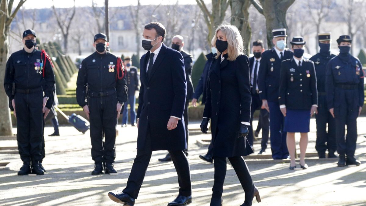 ماکرون و همسرش در مراسم برگزاری نام یادبود قربانیان به تروریسم 