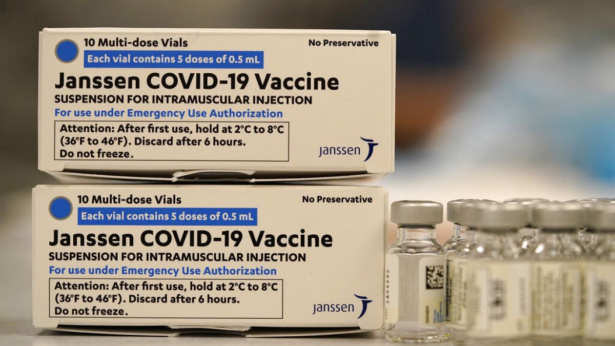 Schachteln des Corona-Impfstoffs von Johnson & Johnson stehen in der Apotheke des National Jewish Hospital in Denver bereit, 06.03.2021