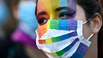 Eine Maske in den Farben des Regenbogens - Symbol für LBGT-Menschen