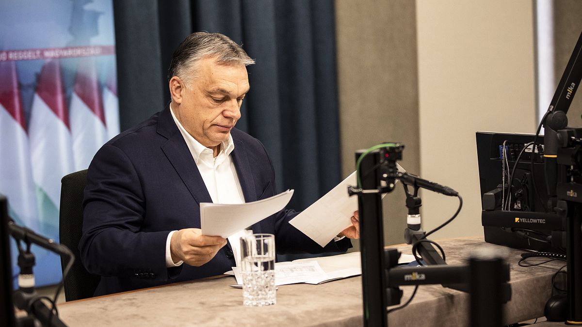 Orbán Viktor miniszterelnök a Kossuth Rádió stúdiójában, ahol interjút ad a Jó reggelt, Magyarország! című műsorban 2021. február 26-án.
