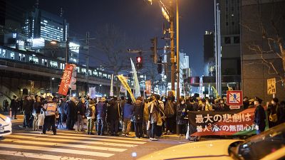 المجموعات المناهضة للمفاعلات النووية  يشاركون في احتجاج أمام مقر شركة طوكيو للكهرباء في طوكيو.