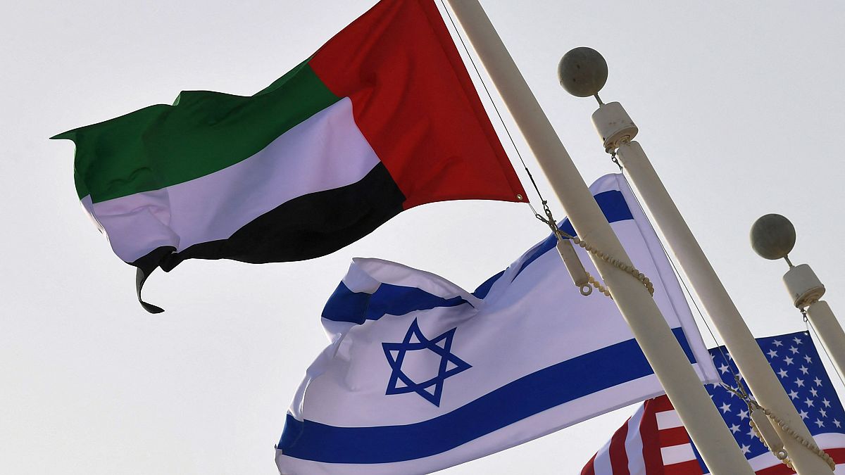 الأعلام الإماراتية والإسرائيلية والأمريكية في مطار أبو ظبي عند وصول أول رحلة تجارية  من إسرائيل إلى الإمارات، 31 آب /  أغسطس 2020.