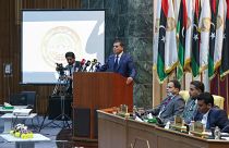رئيس الوزراء الليبي المكلف عبد الحميد دبيبة يلقي كلمة أمام المشرعين خلال الجلسة البرلمانية الأولى الموحدة، في مدينة سرت الساحلية شرق العاصمة، طرابلس.