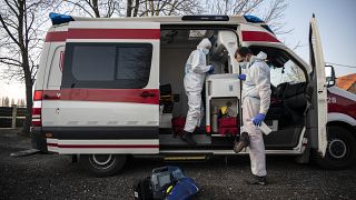 A Magyar Máltai Szeretetszolgálat önkéntesei egy Covid-gyanús beteg otthonánál 2021. február 26-án