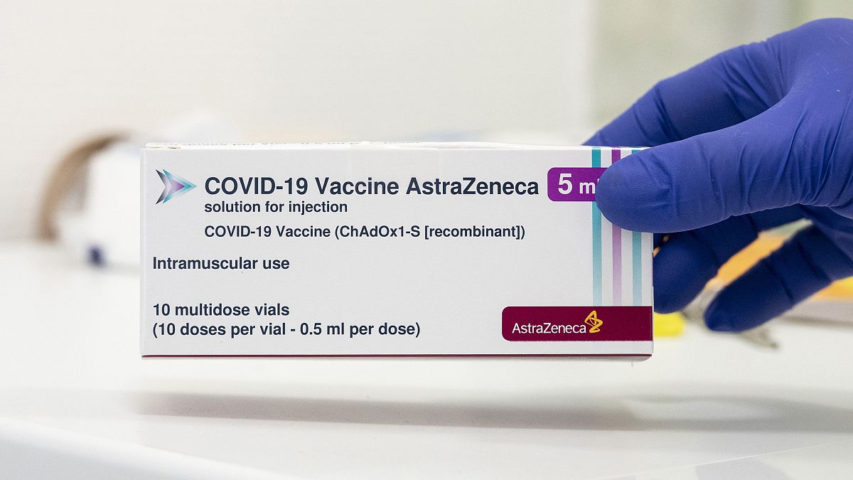 Az AstraZeneca koronavírus elleni vakcinája az Észak-Közép-budai Centrum, Új Szent János Kórház és Szakrendelő oltópontján 2021. március 11-én