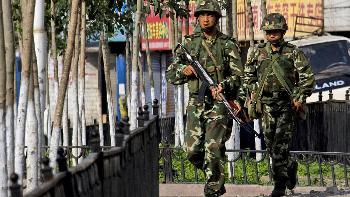 Doğu Türkistan'ın başkenti Urumçi'de deviye gezen Çinli paramiliter görevliler (arşiv)