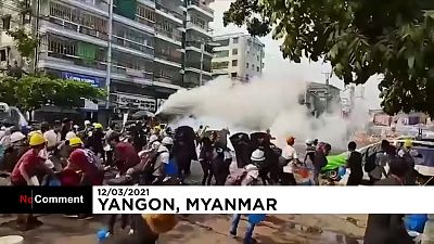 Vízágyúkkal oszlatták a tüntetőket Rangunban