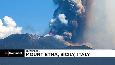 Las impresionantes imágenes de la columna de humo que deja el Etna