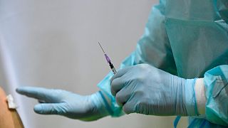 ممرض يمسك بحقنة من لقاح أسترازينيكا المضاد لكوفيدـ19 في مركز تظعيم في برلين في ألمانيا. 2021/03/08