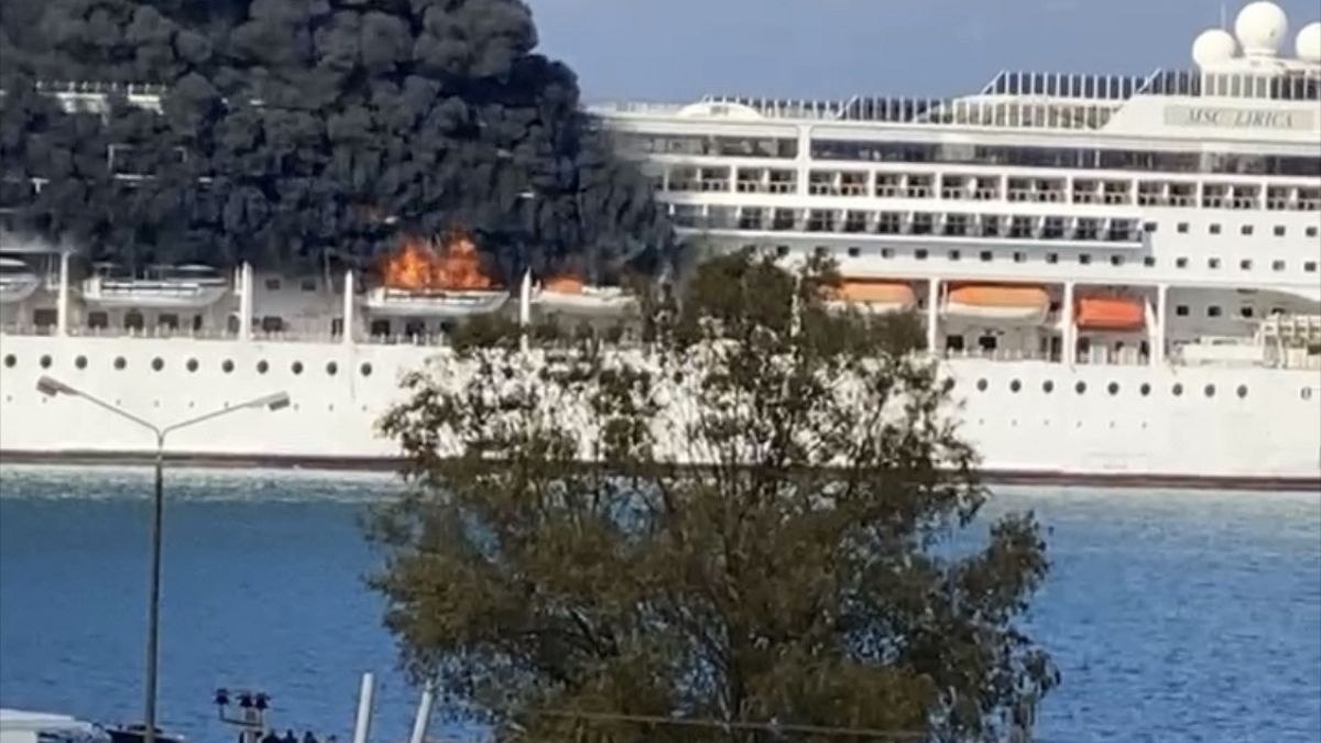 Μαύροι καπνοί βγαίνουν από κρουαζιερόπλοιο που είναι ελλιμενισμένο στο λιμάνι της Κέρκυρας 