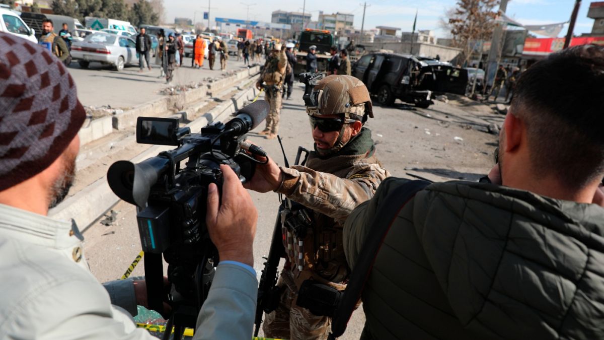 صورة لصحفيين وقوات الأمن في أفغانستان