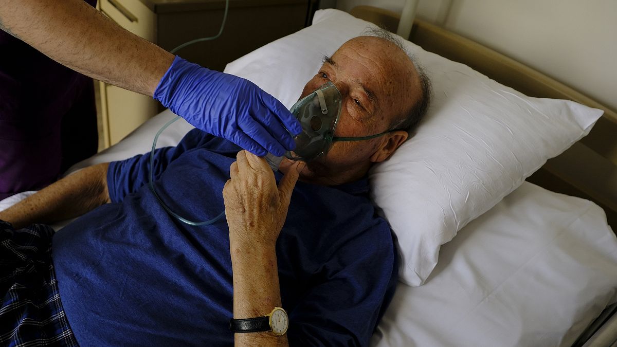 Έλληνας 75χρονος ασθενής με Covid-19 δέχεται θεραπεία με μάσκα οξυγόνου. 