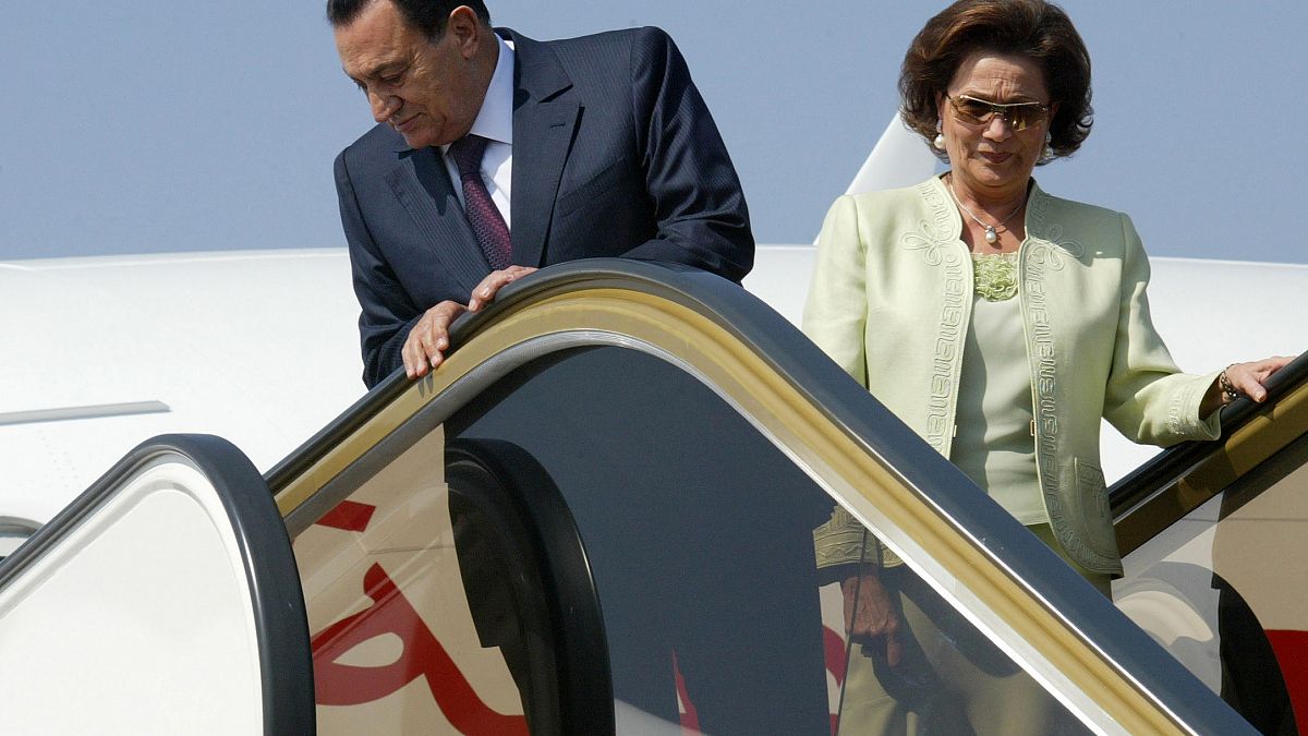 الرئيس المصري الراحل حسني مبارك وزوجته سوزان مبارك/ مطار مراكش-المغرب- 11 أيار/مايو 2006