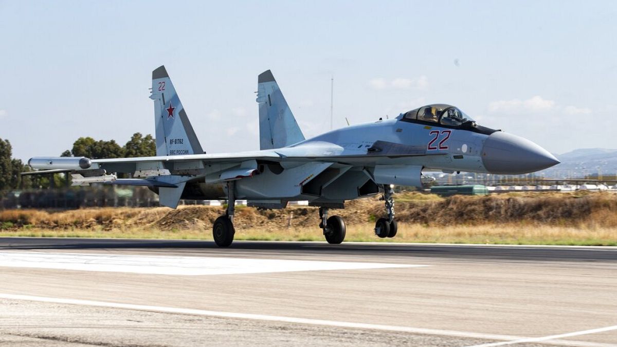 Suriye'deki Hemeimeem hava üssünden havalanan bir Rus yapımı Su-35 savaş jeti / Arşiv