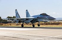 Suriye'deki Hemeimeem hava üssünden havalanan bir Rus yapımı Su-35 savaş jeti / Arşiv