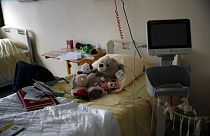 Dei peluches sul letto di un bambino, in un ospedale pediatrico