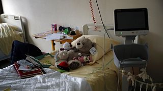 Dei peluches sul letto di un bambino, in un ospedale pediatrico