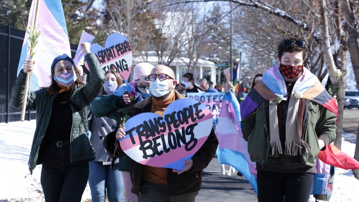 Protesta contra una propuesta de prohibición de las niñas y mujeres transgénero de las ligas deportivas femeninas en Dakota del Sur | 11 de marzo de 2021