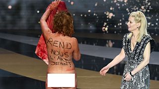 الممثلة الفرنسية كورين ماسييرو تقف عارية على خشبة المسرح بجوار الممثلة الفرنسية مارينا فويس خلال الدورة 46 من حفل توزيع جوائز سيزار السينمائي في باريس.
