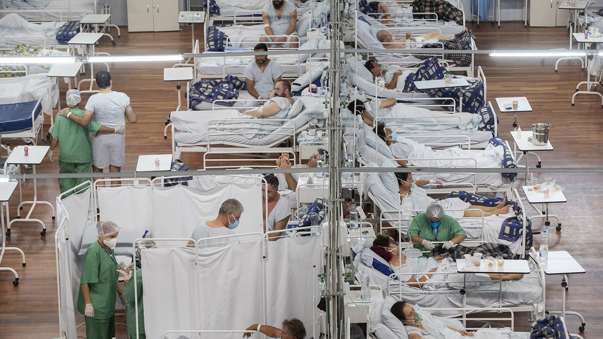 Covid-19-ben szenvedő betegek Sao Paulo elővárosa, Santo André sportcsarnokában kialakított tábori kórházban