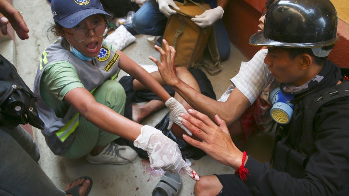 Un paramedico cura un manifestante ferito, durante le proteste anti golpe a Mandalay, Myanmar, sabato 13 marzo