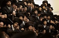 İsrail'de Haredim olarak bilinen ultra Ortodoks Yahudiler, Purim kutlaması yaparken (arşiv)