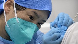 ممرضة صينية تناول لقاحا مضادا لكوفيدـ19 إلى مريض في بيكين. 2021/01/15