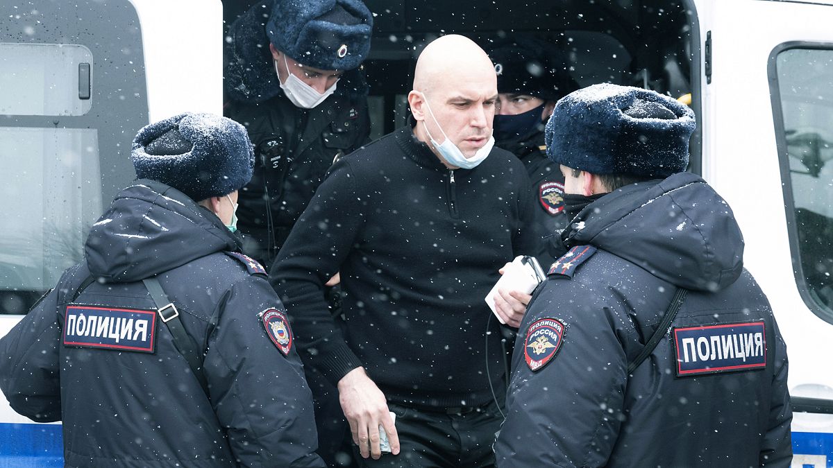 Rus polisi, başkent Moskova'da düzenlenen bir toplantıyı basarak içerideki 170 muhalif siyasetçiyi gözaltına aldı